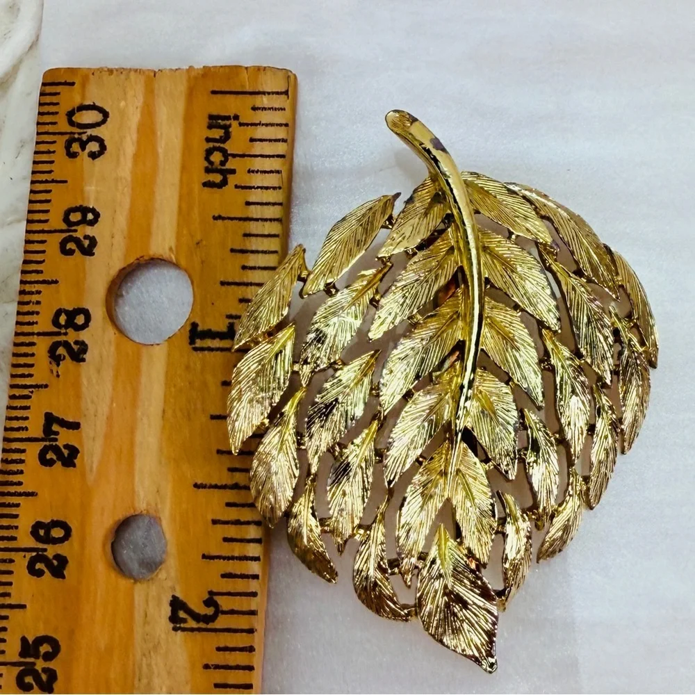 Gorgeous, aged goldtone etched leaf raised brooch, pin